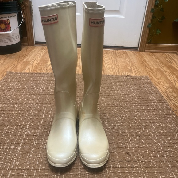 Hunter Beige Patterned Interior - Picture 1 of 6